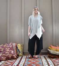 Load image into Gallery viewer, Short Sleeve Scoop Neck Top